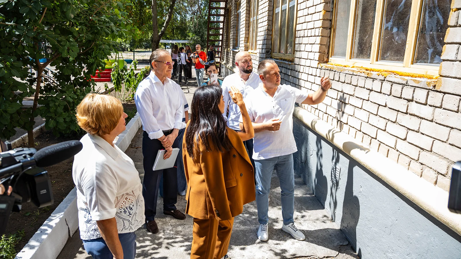 Серед проєктів підтримки регіону – встановлення ударостійких вікон в пошкоджених обстрілами об’єктах інфраструктури